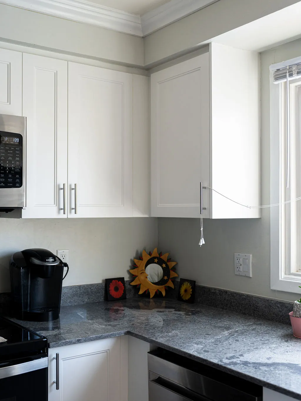 Comparison of granite and quartz countertops in a kitchen, highlighting their unique textures and styles